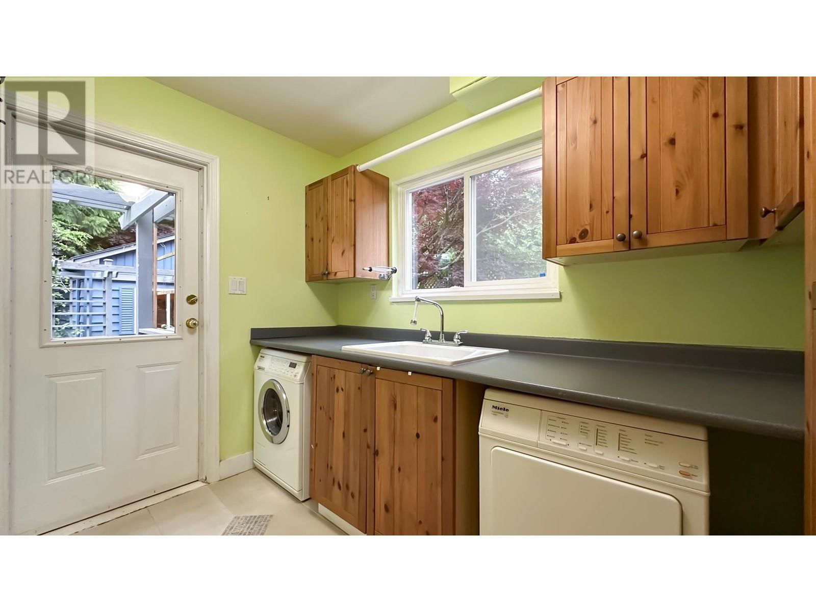 2704 KILMARNOCK CRESCENT Image 31
