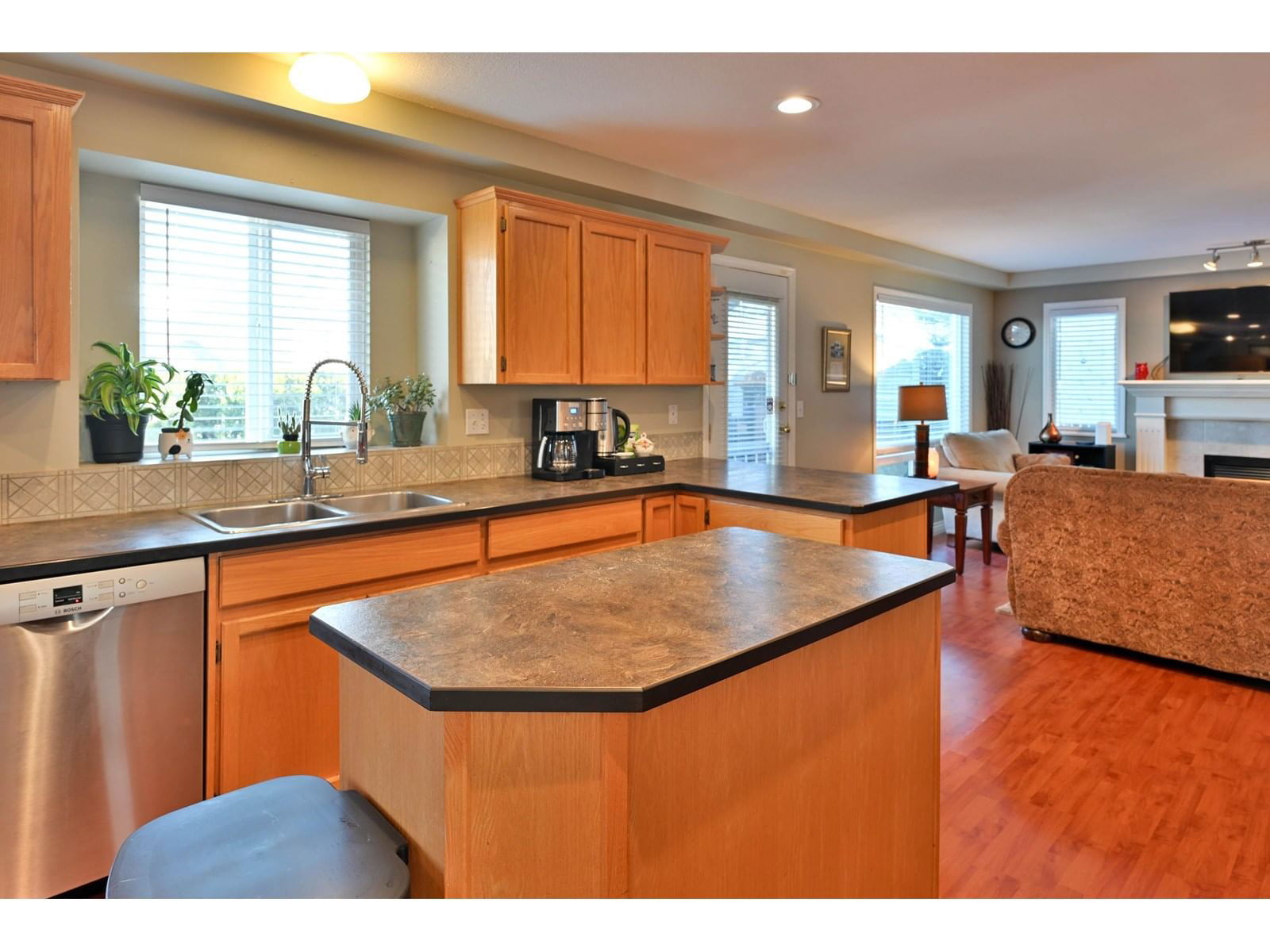 18863 64A Image 12