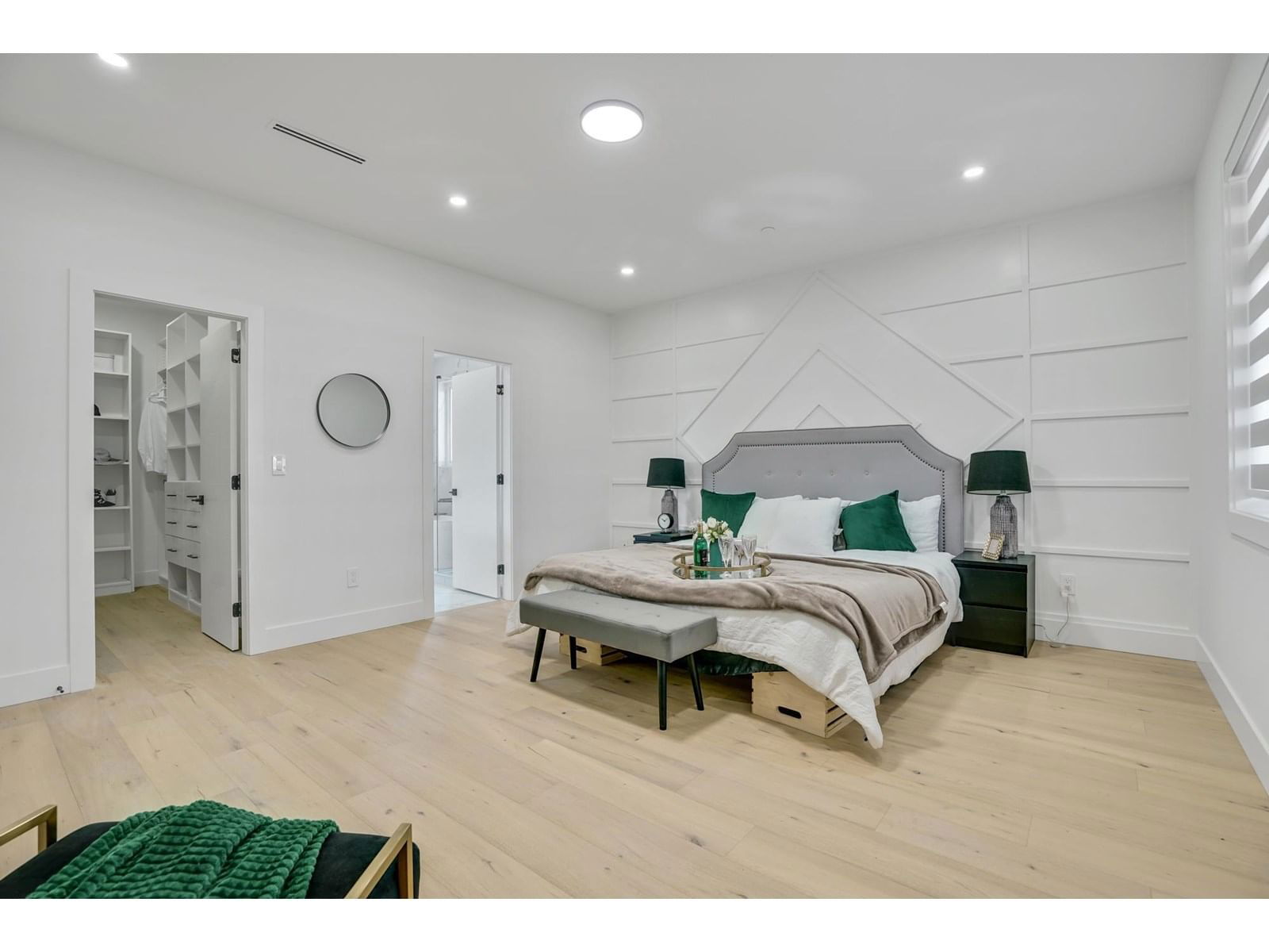 15919 RUSSELL Image 22