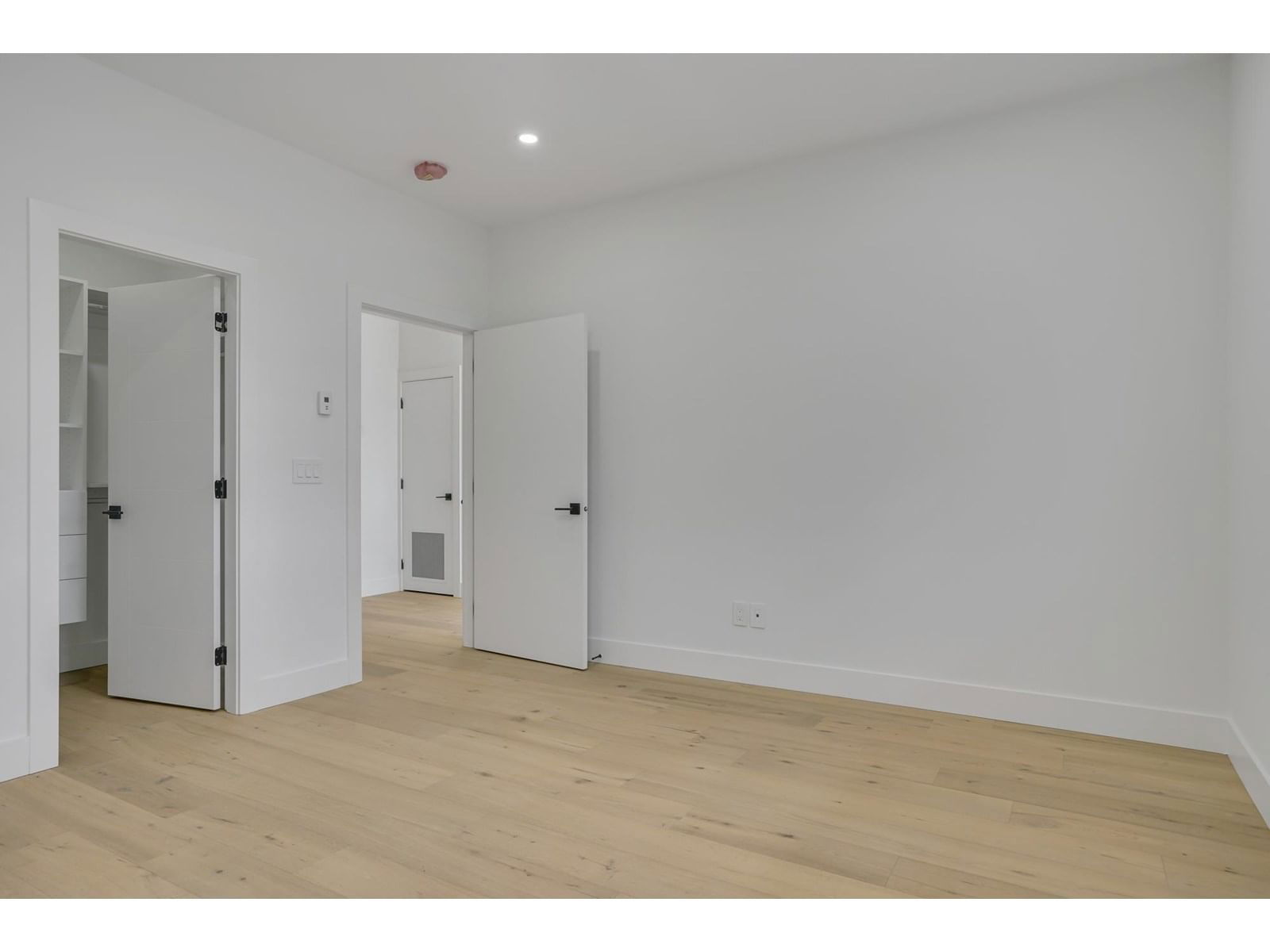 15919 RUSSELL Image 27