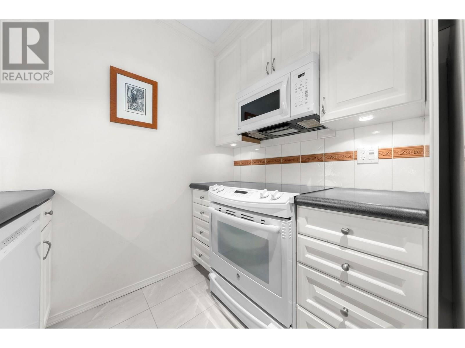 101 - 2202 MARINE DRIVE Image 11