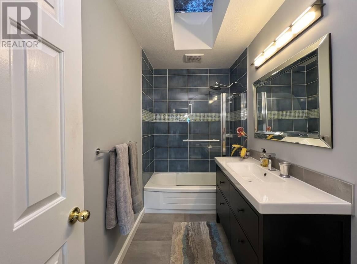 6236 WELLINGTON AVENUE Image 25
