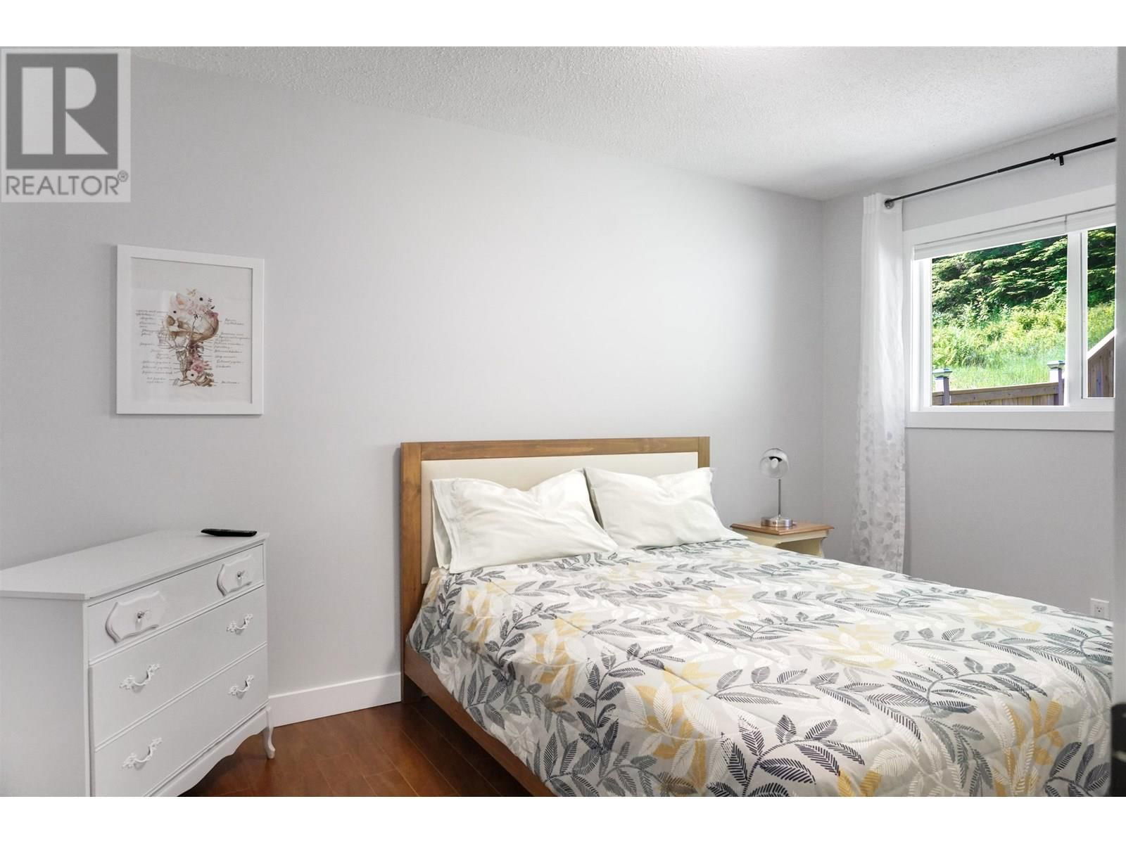 119 ANGLE STREET Image 14