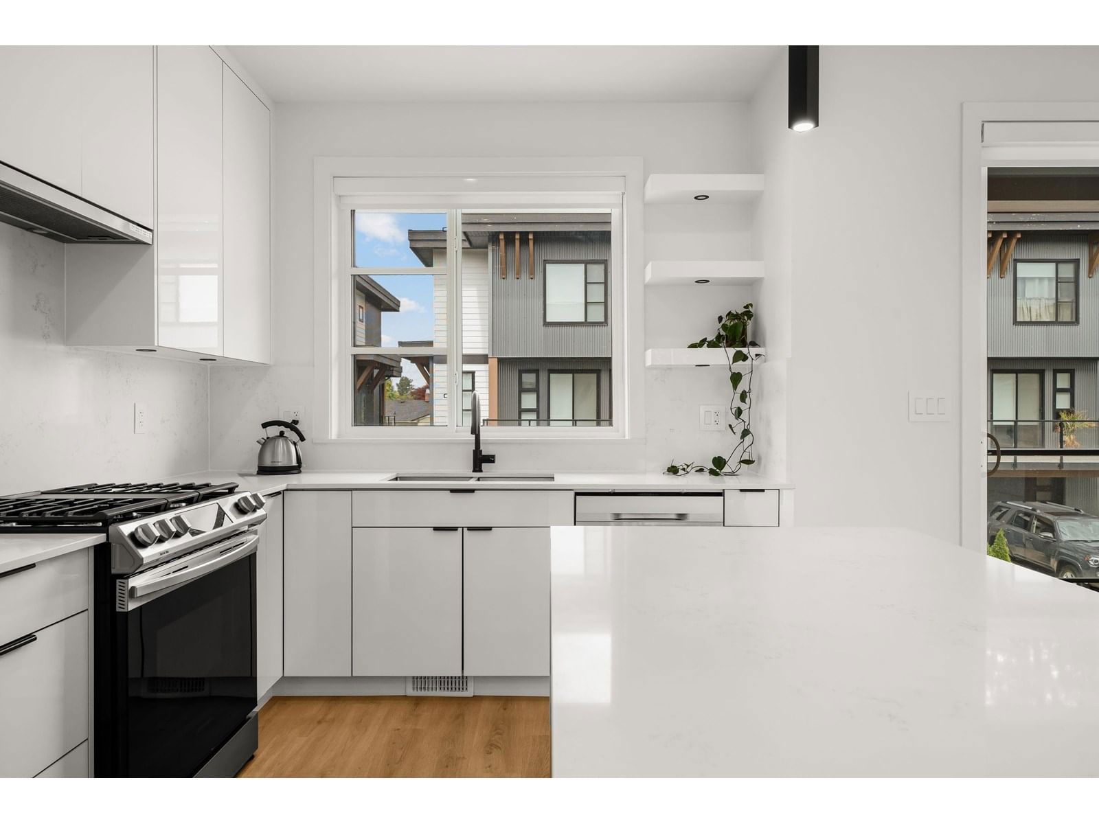 4 - 45437 SPADINA AVENUE Image 4
