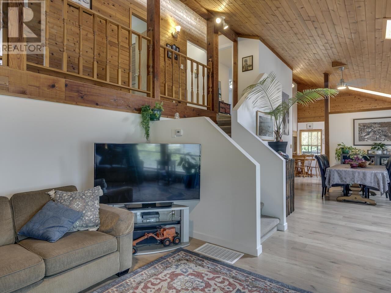 2111 MAMQUAM ROAD Image 11