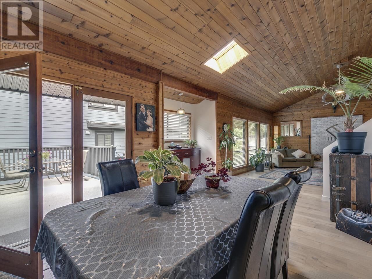 2111 MAMQUAM ROAD Image 12