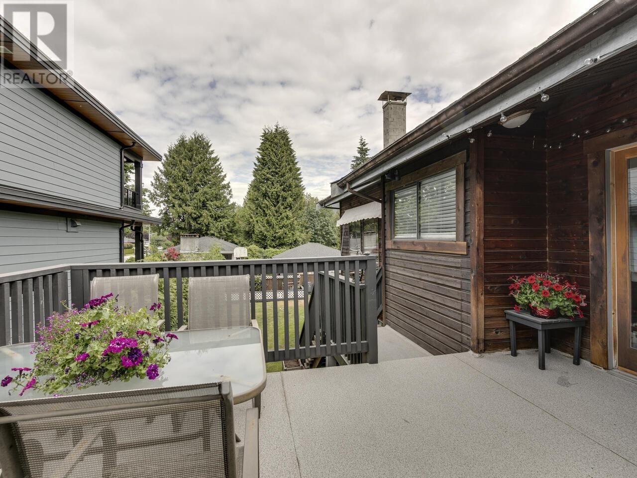 2111 MAMQUAM ROAD Image 13