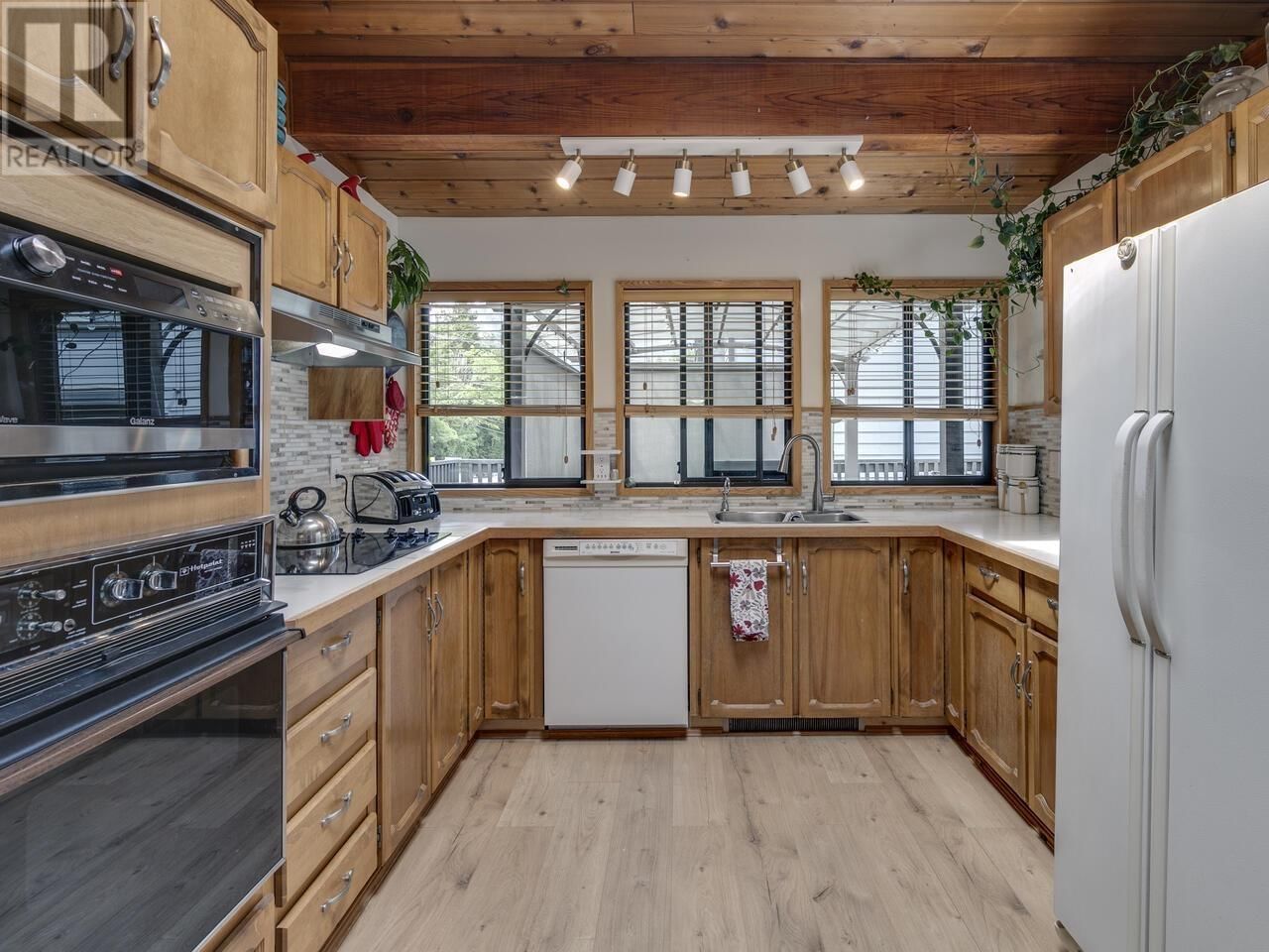 2111 MAMQUAM ROAD Image 15