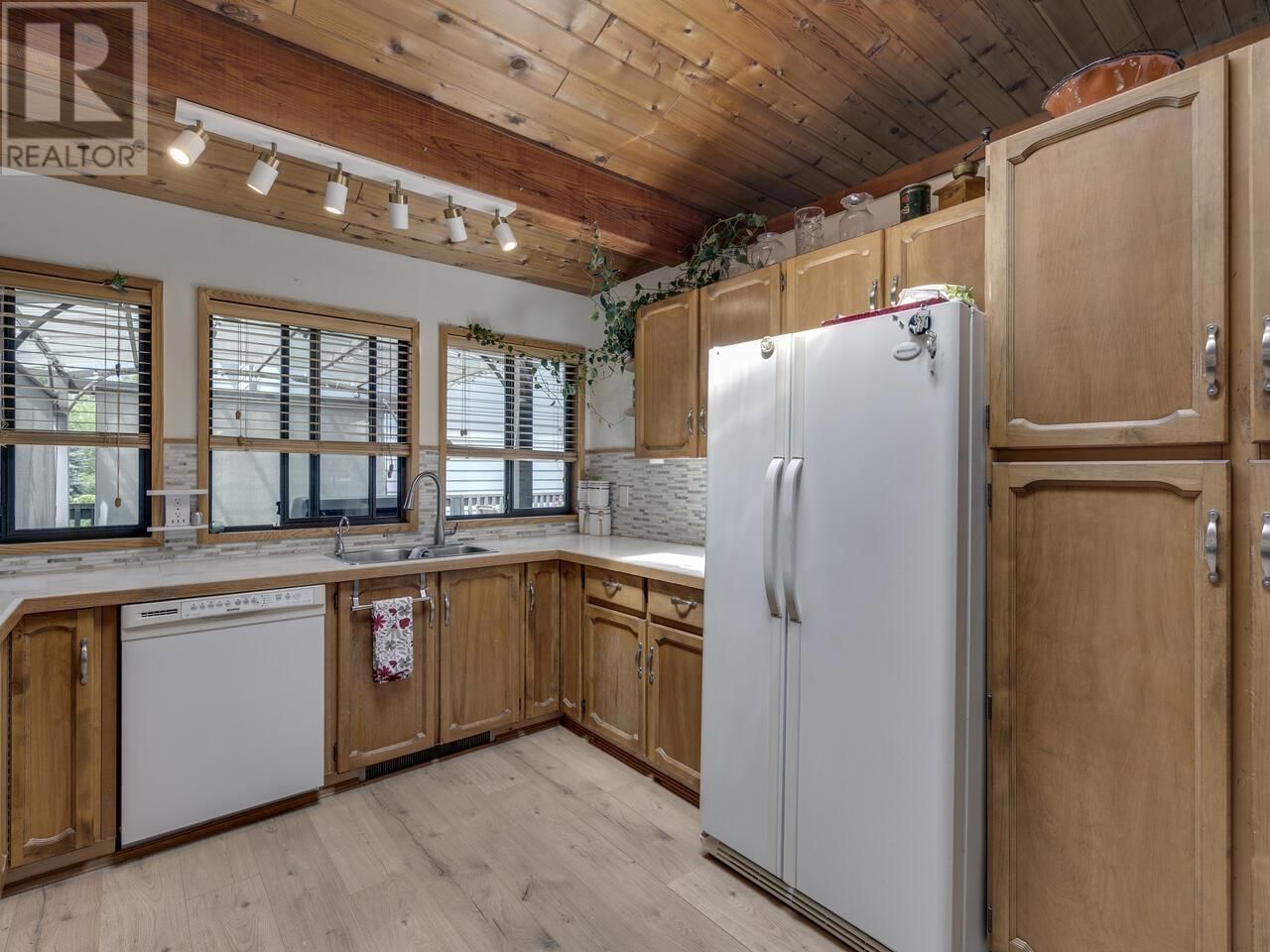 2111 MAMQUAM ROAD Image 16