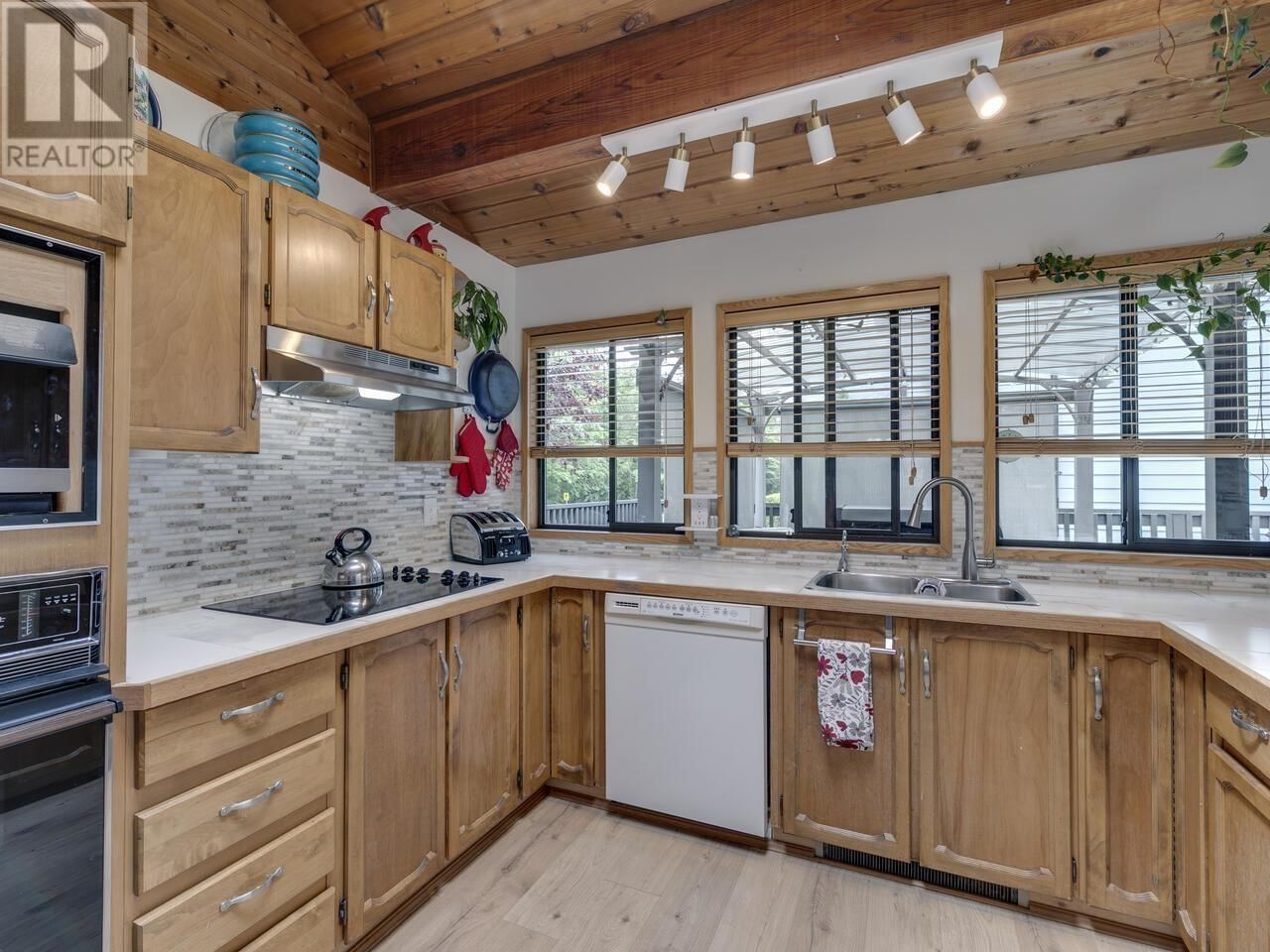 2111 MAMQUAM ROAD Image 17