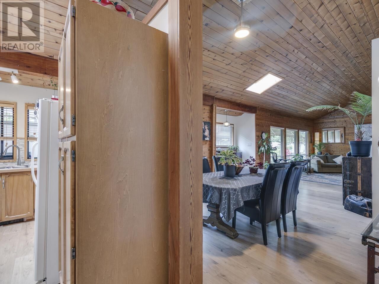 2111 MAMQUAM ROAD Image 18