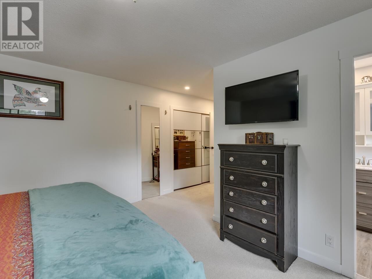 2111 MAMQUAM ROAD Image 23