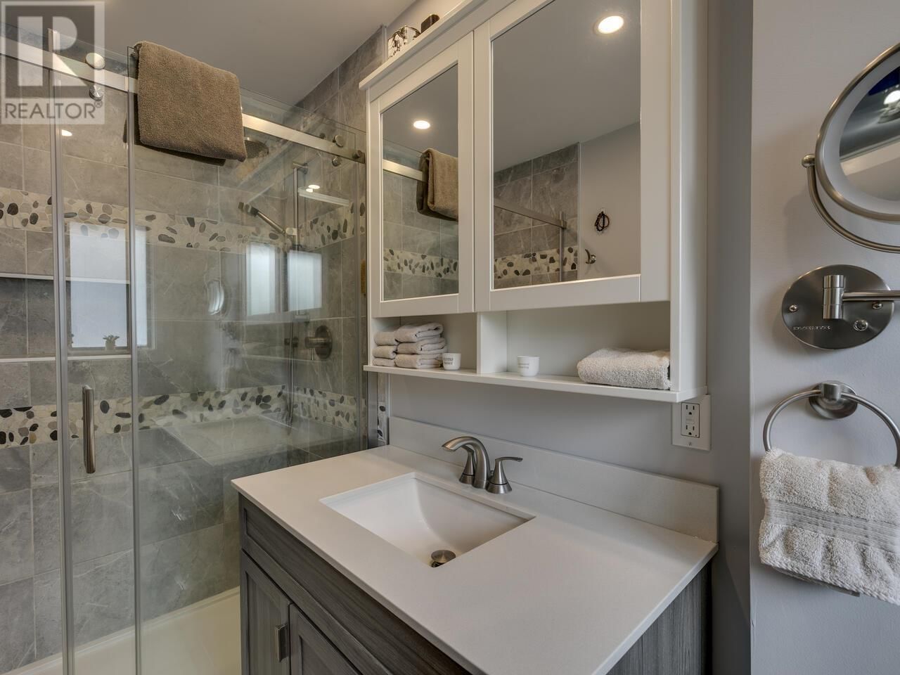 2111 MAMQUAM ROAD Image 24