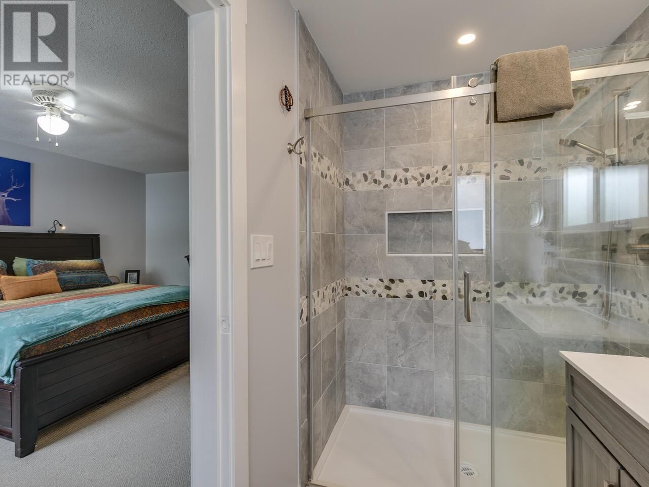 2111 MAMQUAM ROAD Image 25