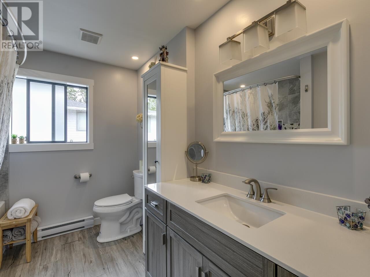 2111 MAMQUAM ROAD Image 26