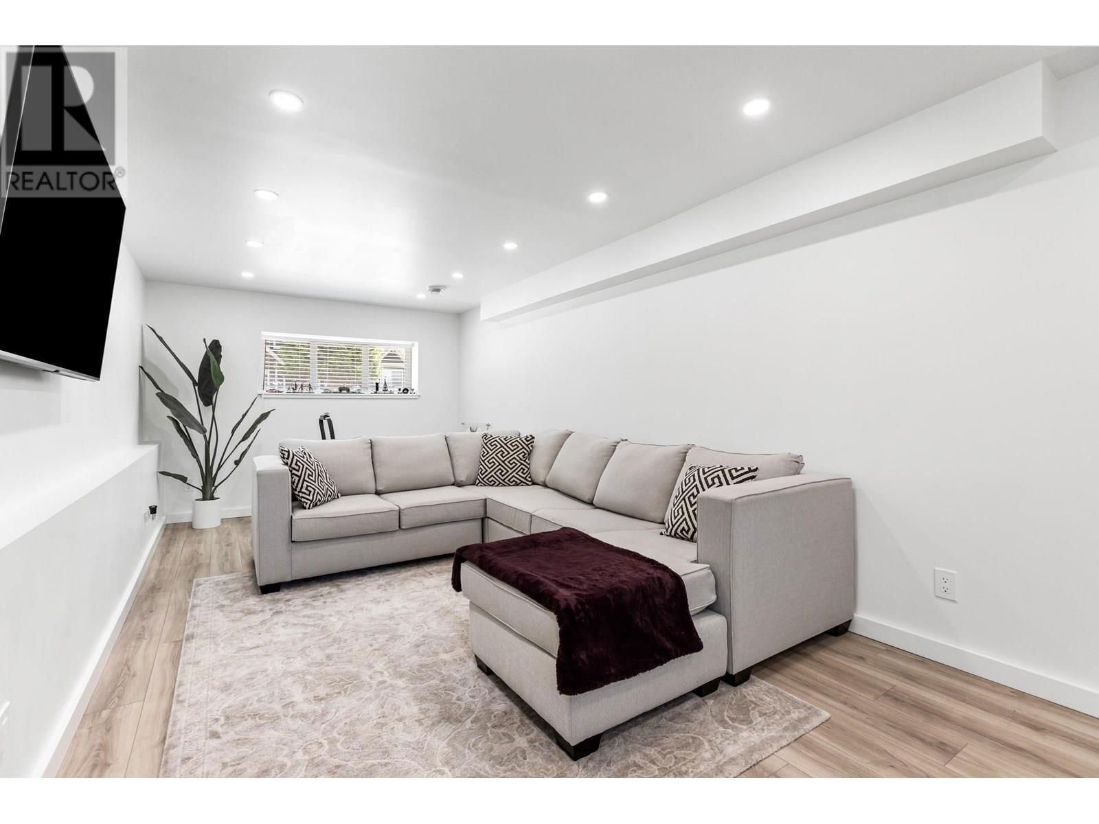 672 WILMOT STREET Image 24