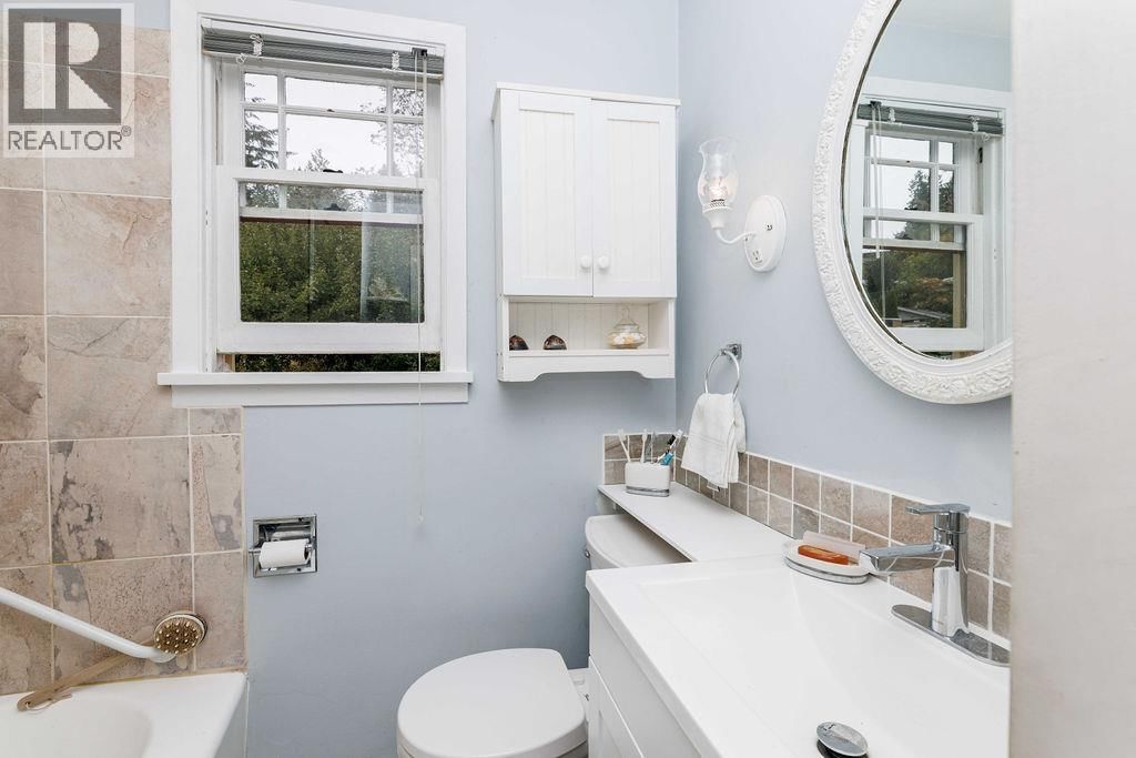 589 SEAVIEW ROAD Image 18