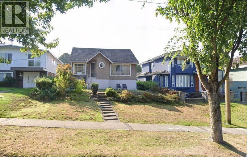 2772 5TH Avenue Vancouver British Columbia, V5M 1N2 - 6 Bedrooms Home For Sale