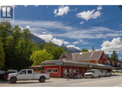 41655 GOVERNMENT Road | Squamish British Columbia | Slide Image Four
