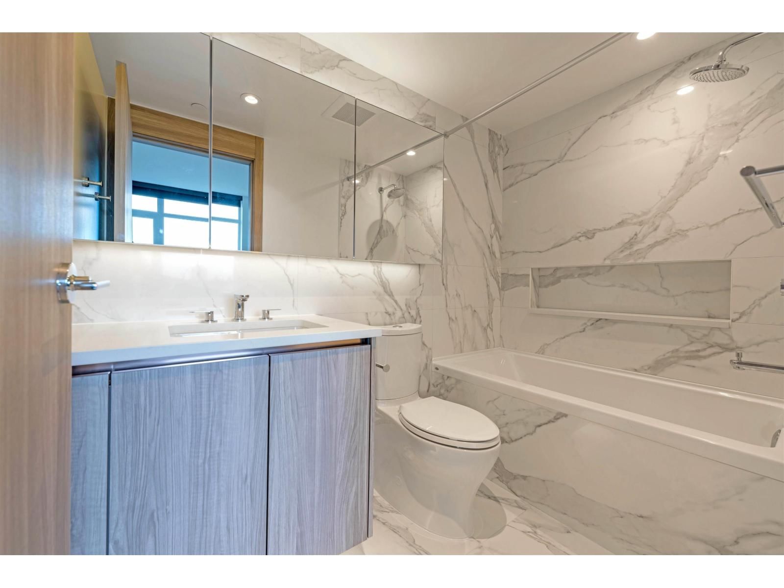 1904 - 9887 WHALLEY BOULEVARD Image 7