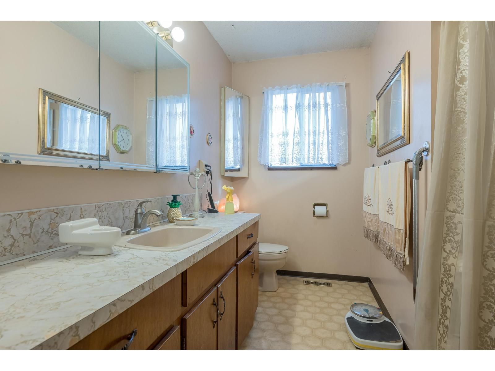 4820 200 STREET Image 24