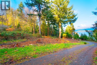 230 MOONWINKS Drive | Bowen Island British Columbia | Slide Image Four