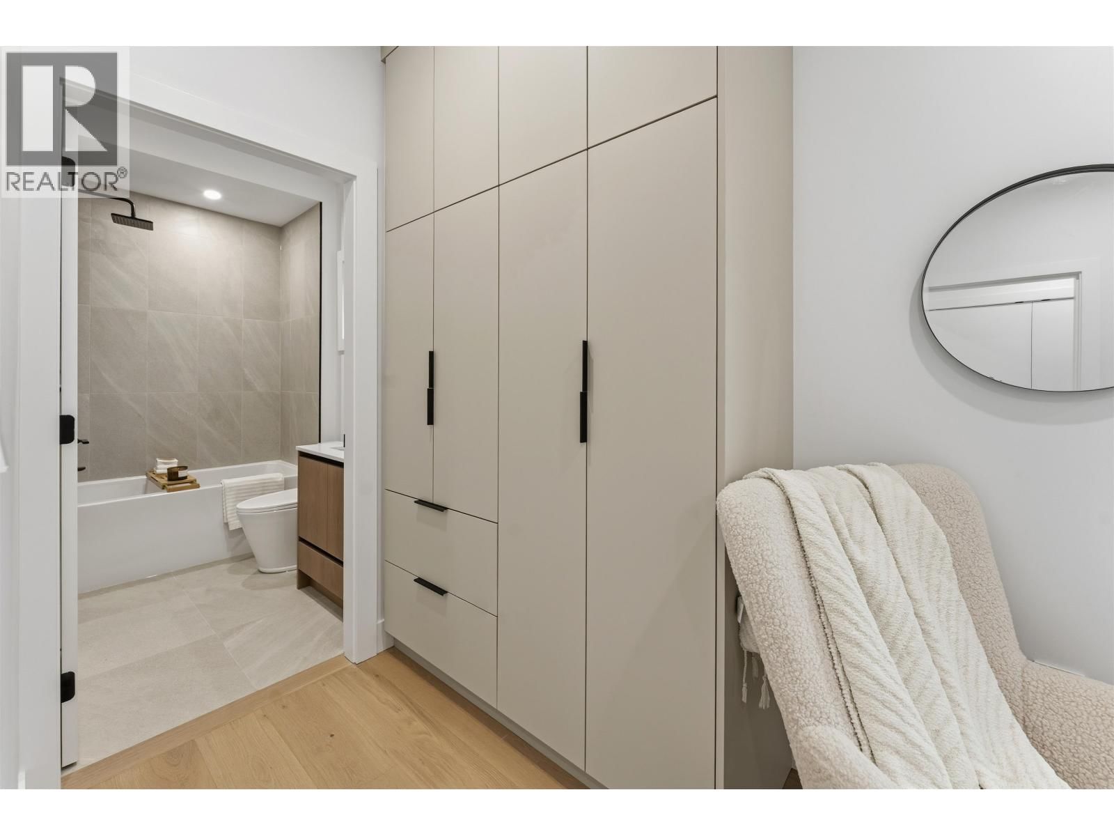 1 - 3218 38TH AVENUE Image 19