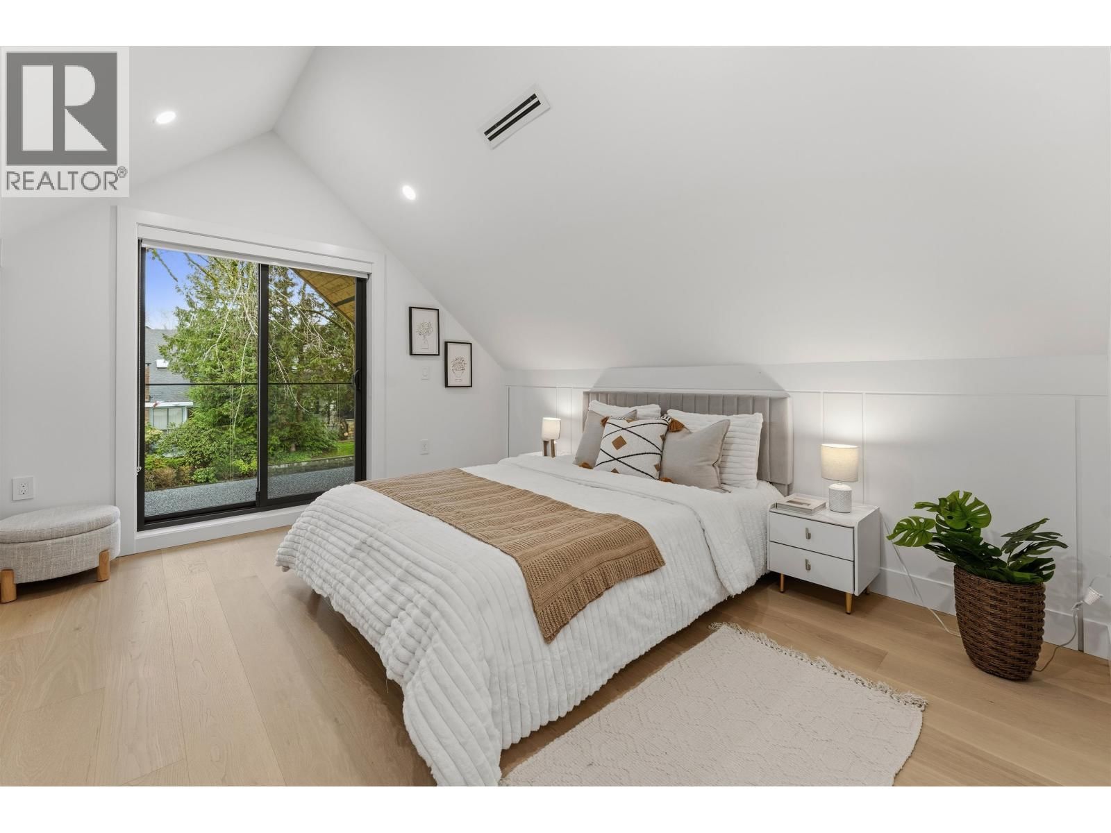 1 - 3218 38TH AVENUE Image 21