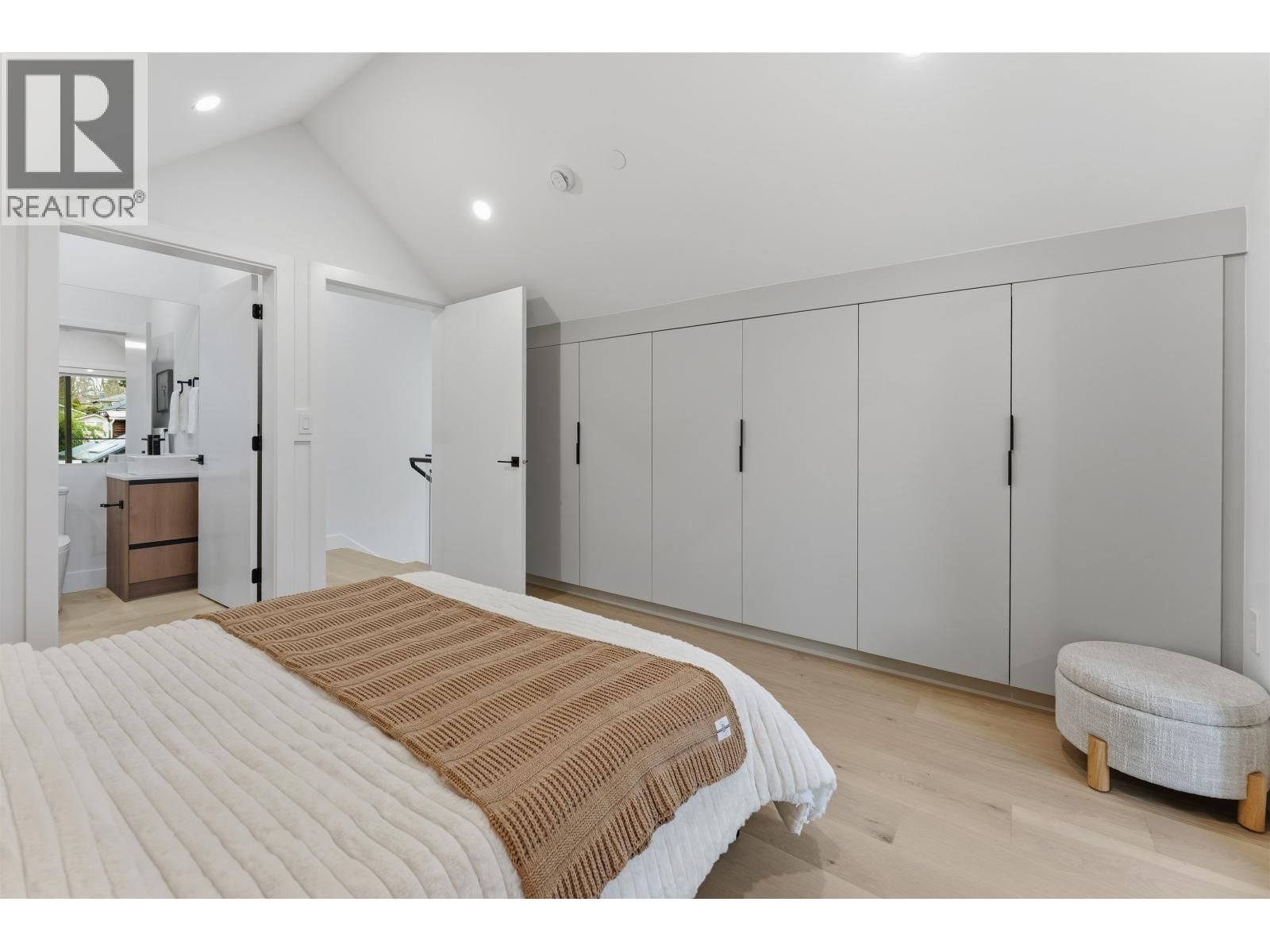 1 - 3218 38TH AVENUE Image 22