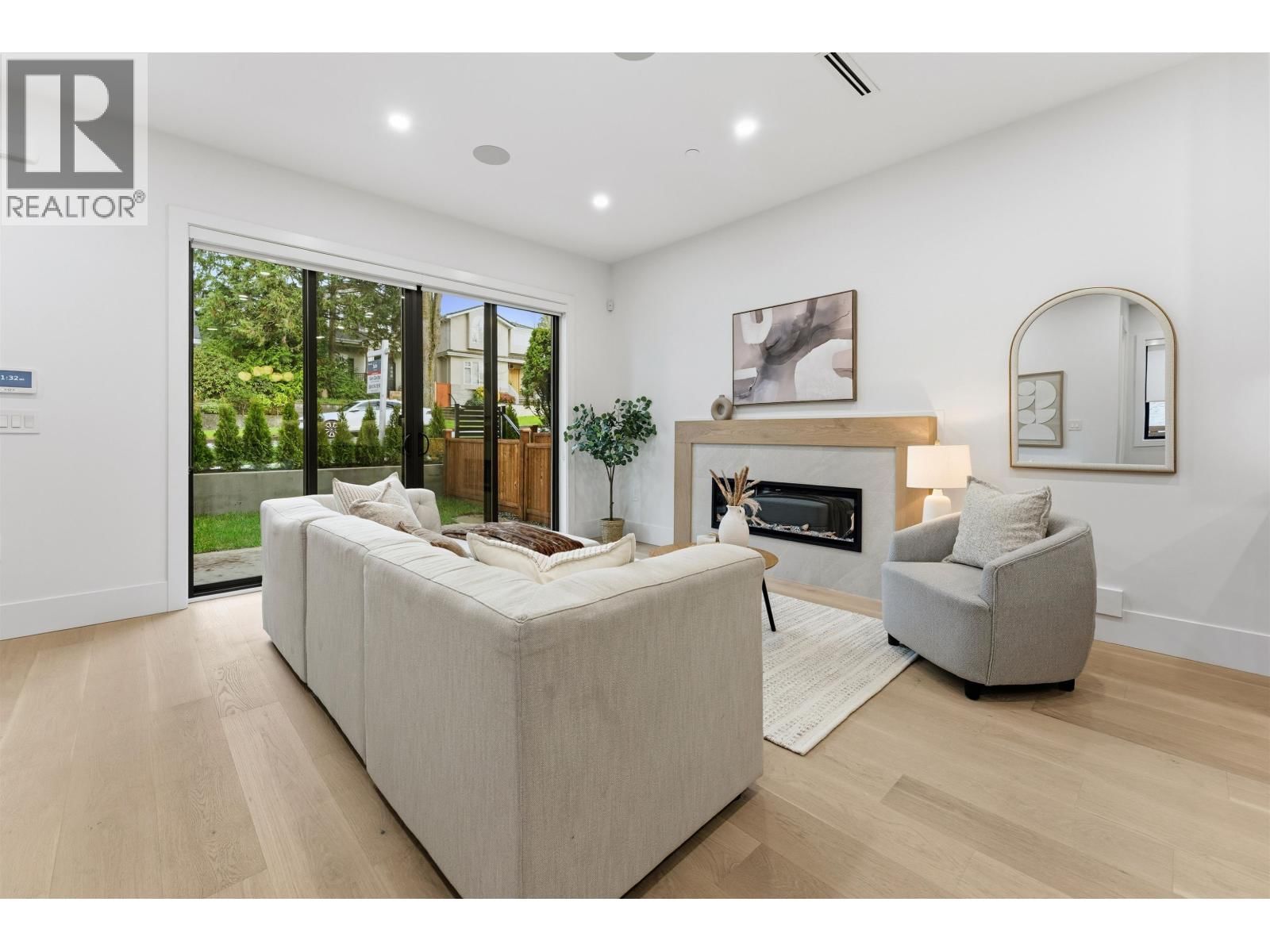 1 - 3218 38TH AVENUE Image 3