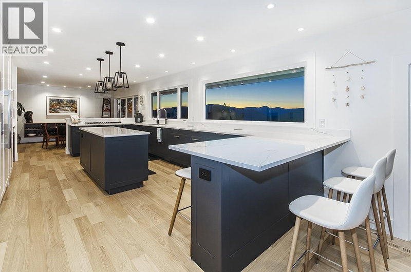 5237 TIMBERFEILD Road West Vancouver British Columbia, V7W 2Y5 - 8 Bedrooms Home For Sale