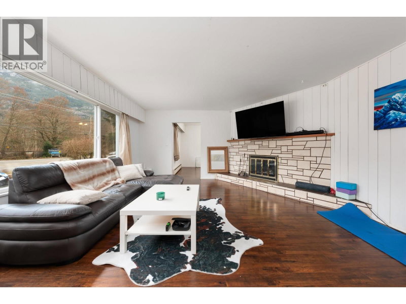 38850 BUCKLEY Avenue Squamish British Columbia, V0N 3G0 - 4 Bedrooms Home For Sale
