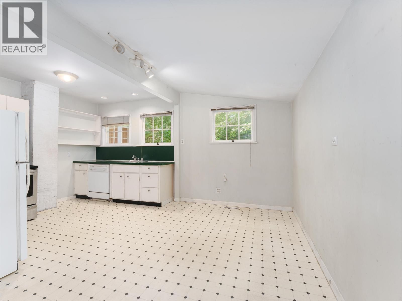 4150 DOLLARTON HIGHWAY Image 11