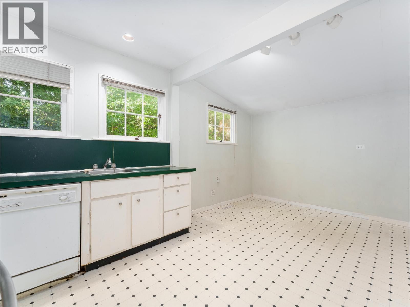 4150 DOLLARTON HIGHWAY Image 13