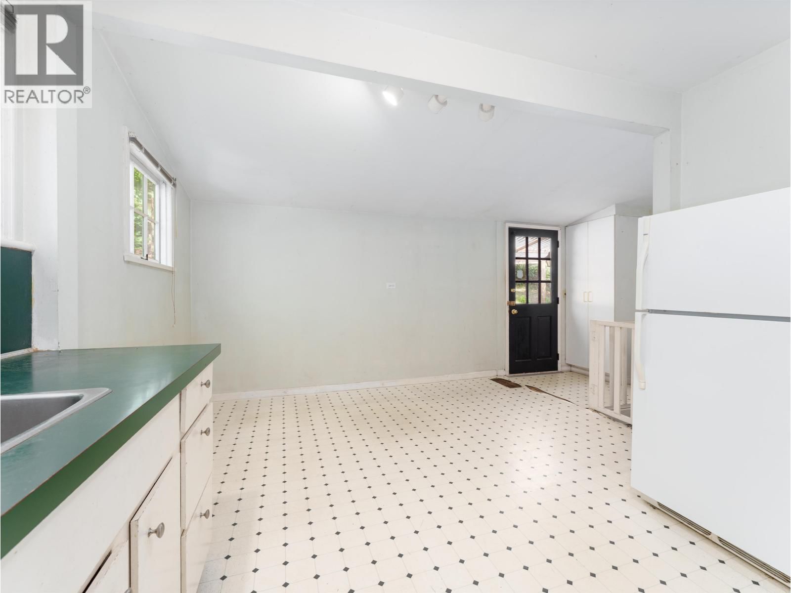 4150 DOLLARTON HIGHWAY Image 15