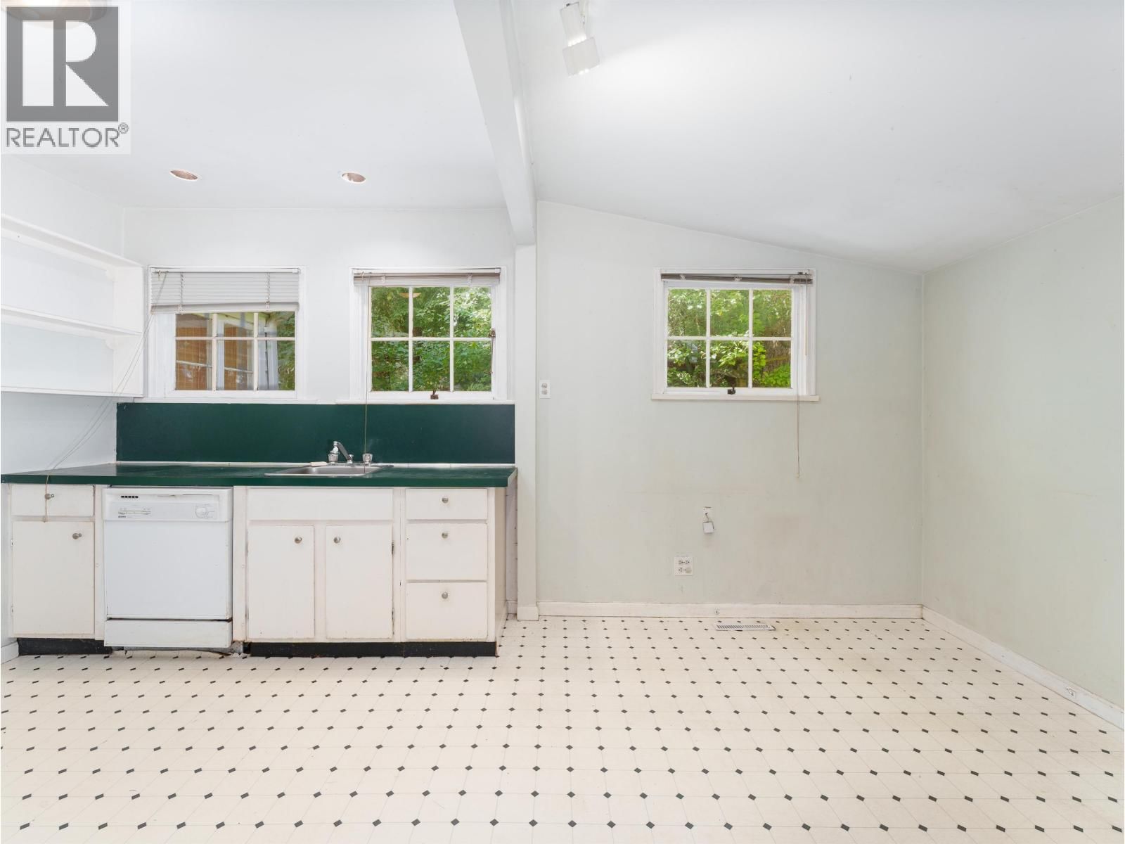 4150 DOLLARTON HIGHWAY Image 17