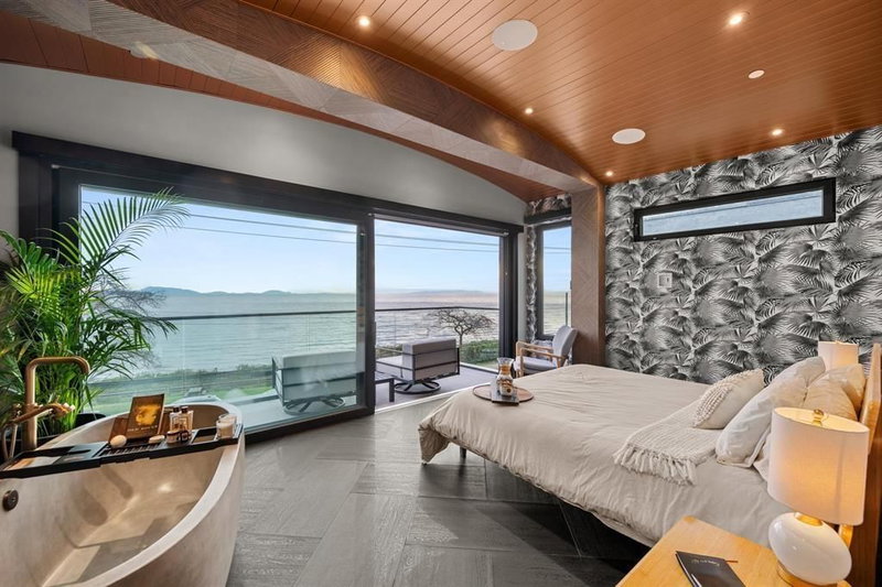 14555 MARINE Drive, White Rock, V4B1B5 | Image 2