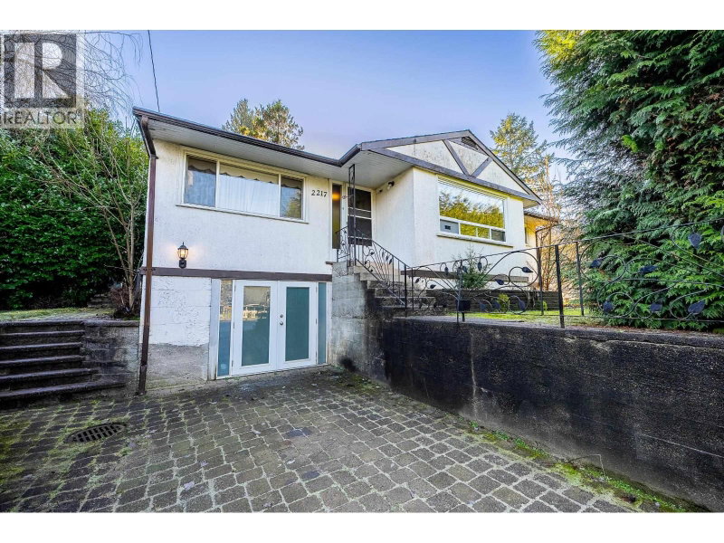 2217 CLARKE Street Port Moody British Columbia, V3H 1Y6 - 5 Bedrooms Home For Sale