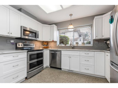 2023 WINFIELD Drive | Abbotsford British Columbia | Slide Image Eight