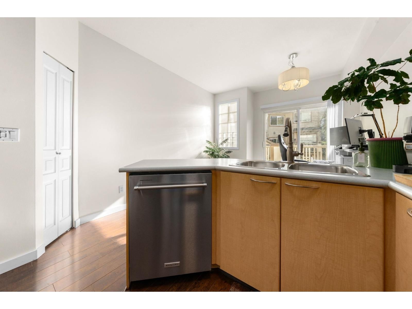 41 - 2678 KING GEORGE BOULEVARD Image 14