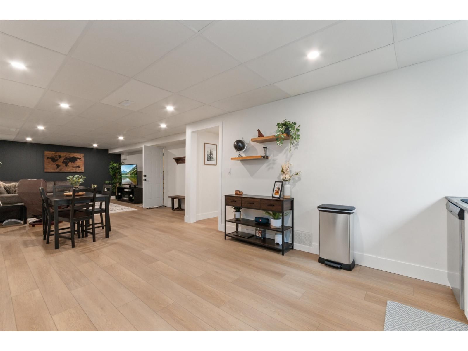 45601 FERNWAY AVENUE Image 25