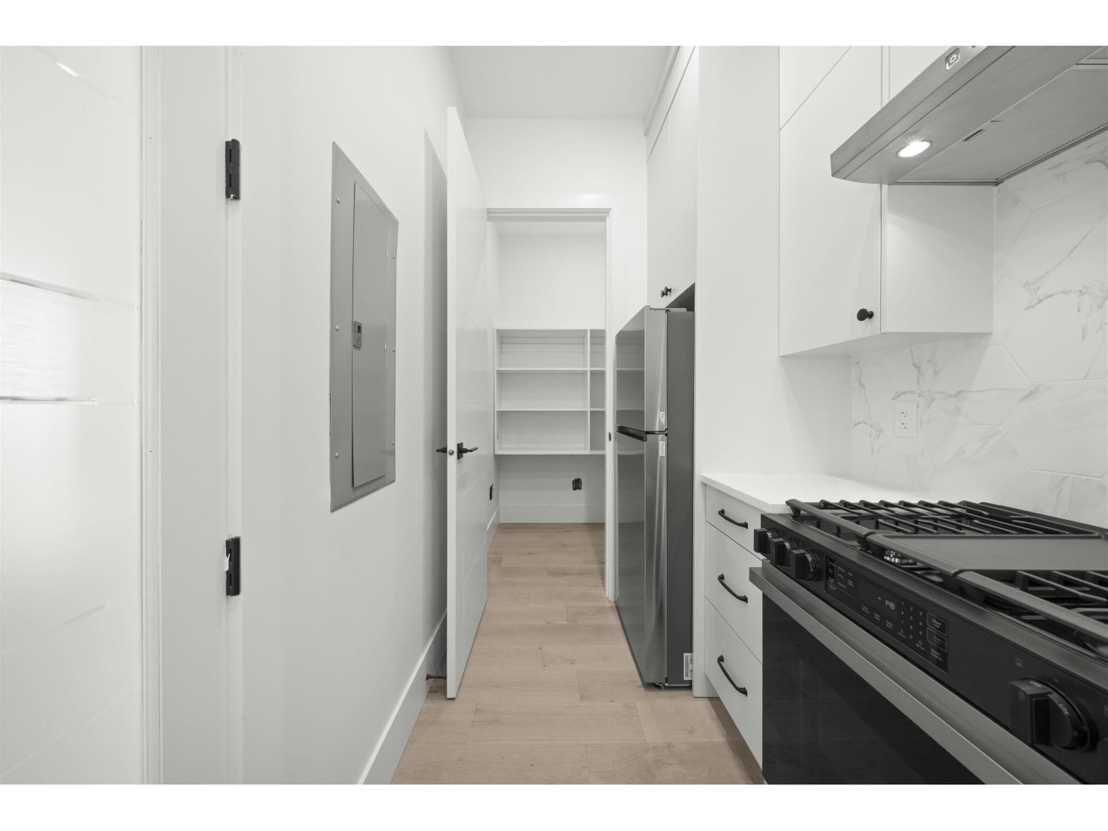 7527 205 STREET Image 13