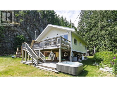 6 BRIGHTON Beach | North Vancouver British Columbia | Slide Image Eighteen