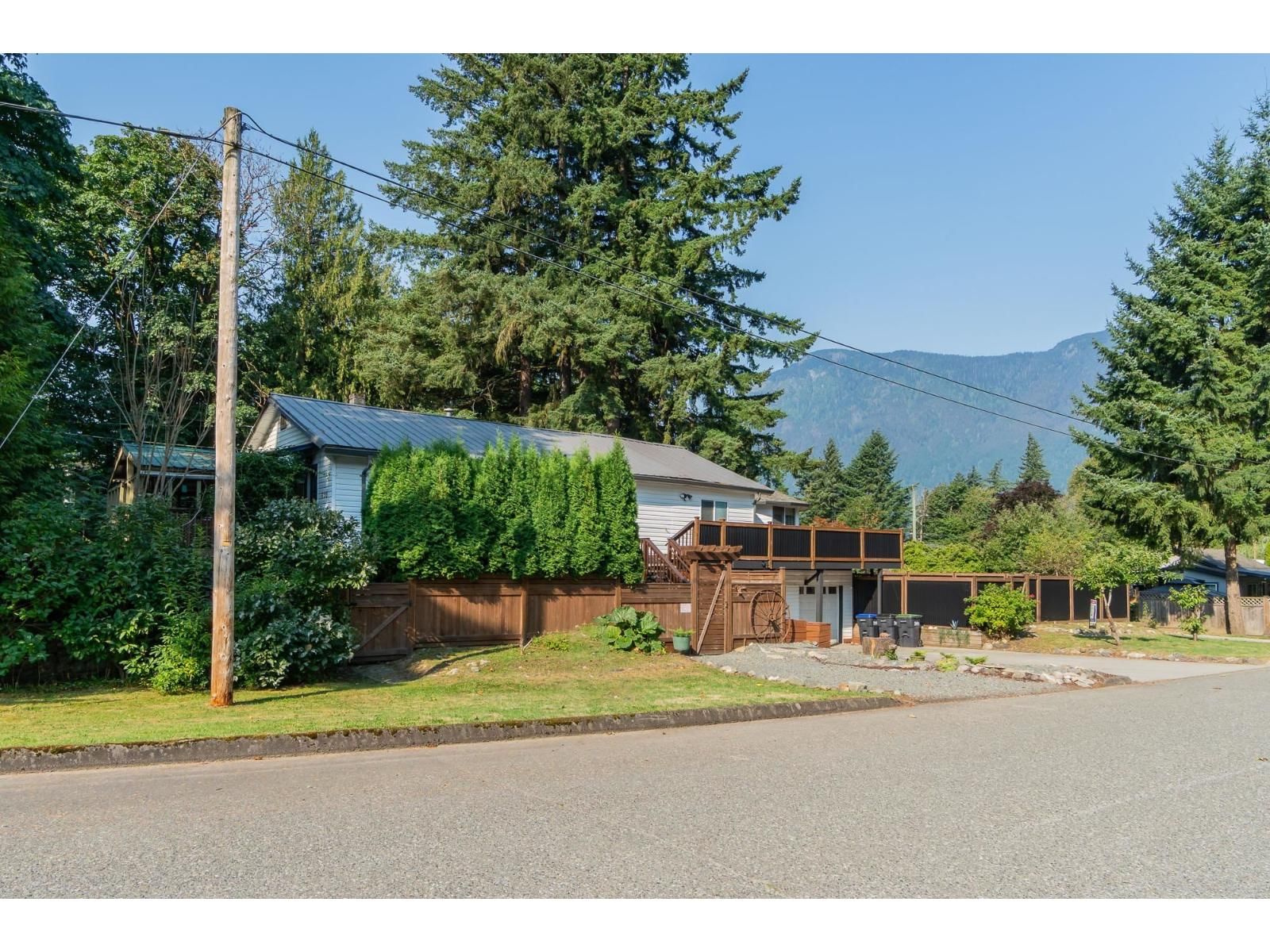 695 HUDSON BAY STREET Image 2