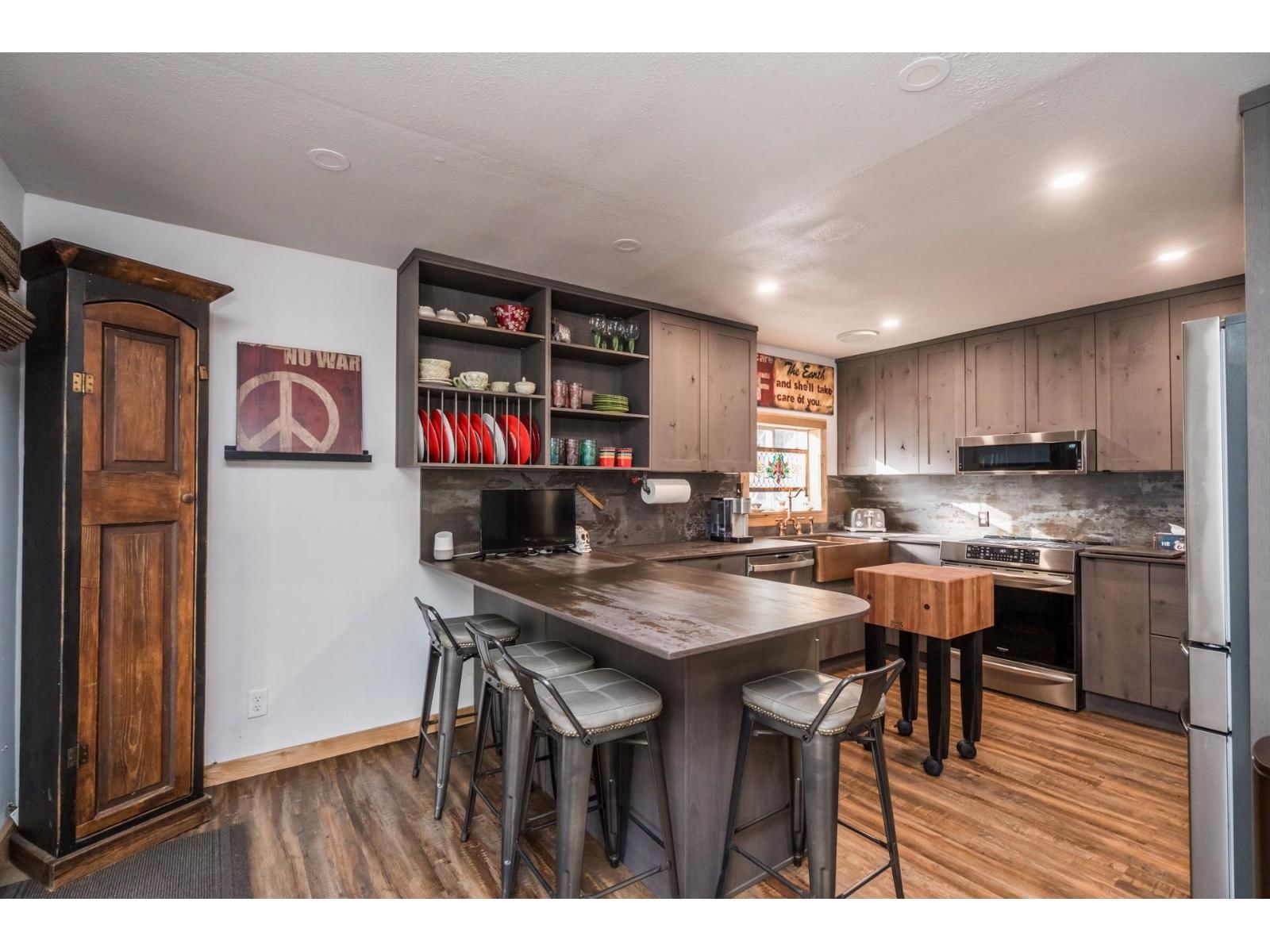 695 HUDSON BAY STREET Image 6