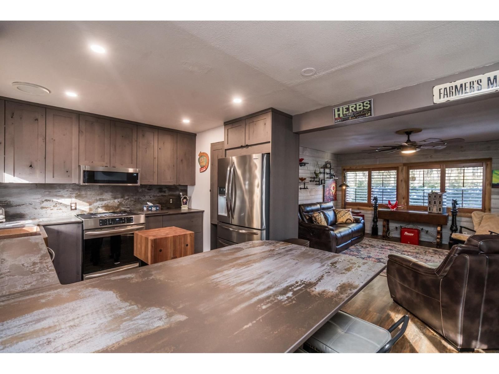 695 HUDSON BAY STREET Image 7