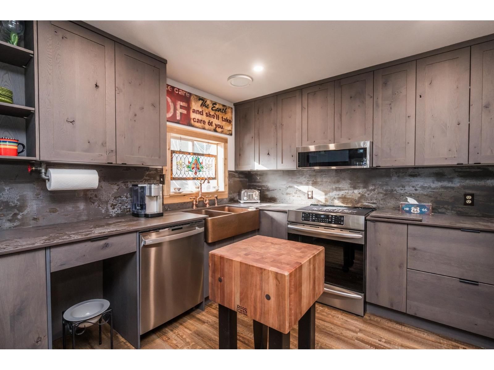 695 HUDSON BAY STREET Image 8