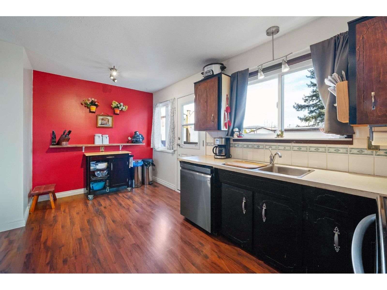 2096 MARTENS STREET Image 10