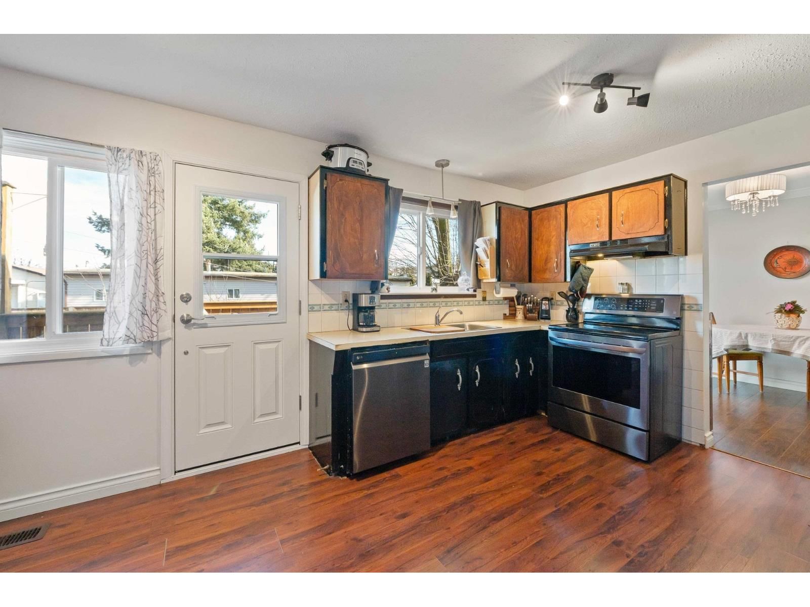 2096 MARTENS STREET Image 11