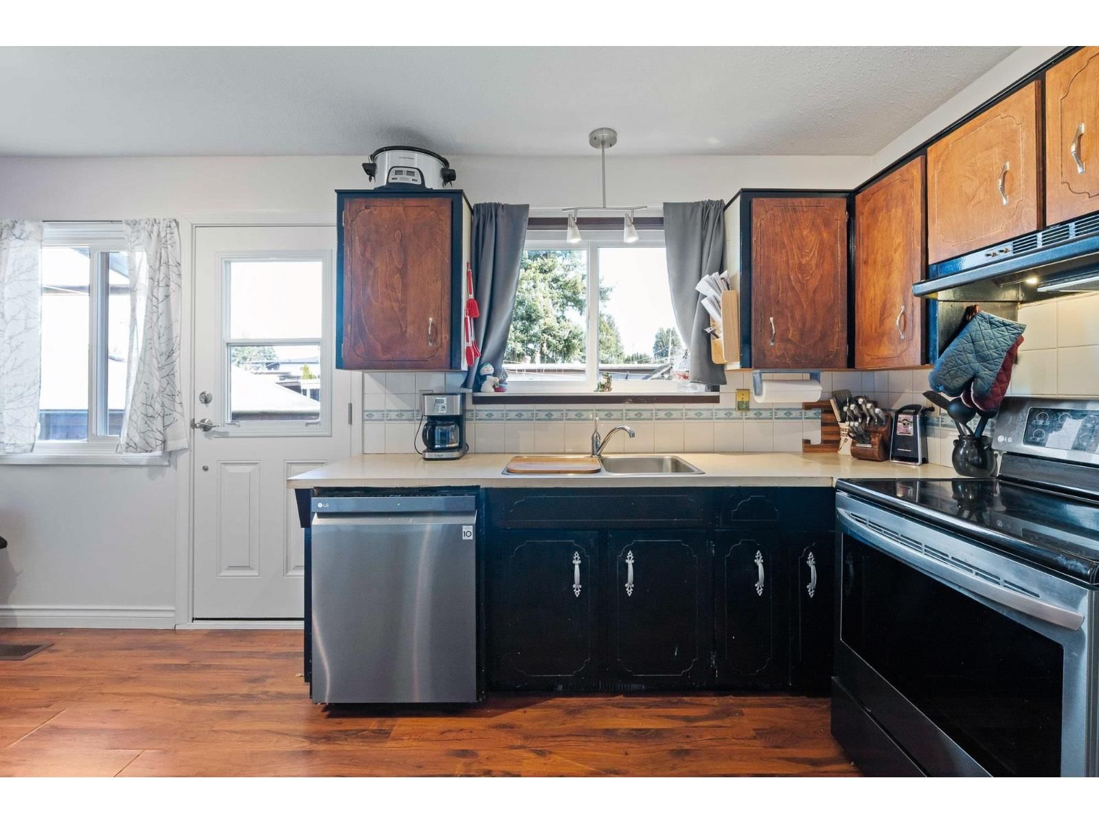 2096 MARTENS STREET Image 14